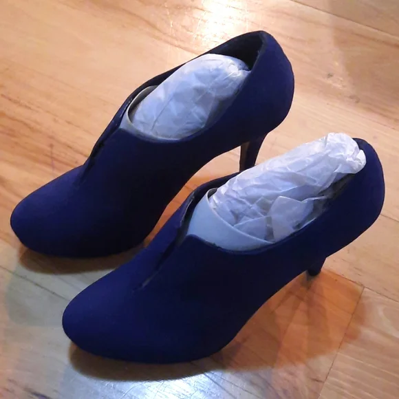 Navy Heels - Picture 2 of 6